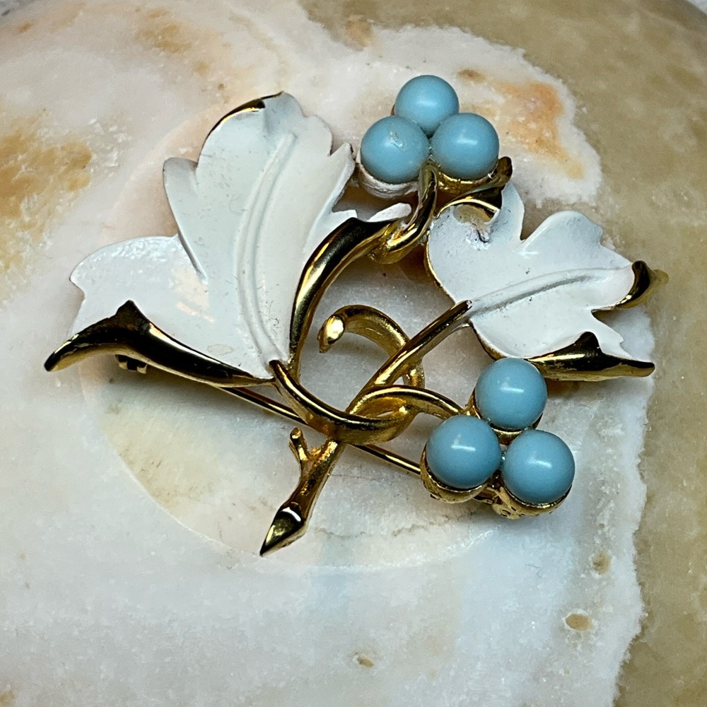 Sarah Covenrty “Placid Beauty” Vintage White Enamel Leaves & Blue Berry Brooch - Picture 2 of 6